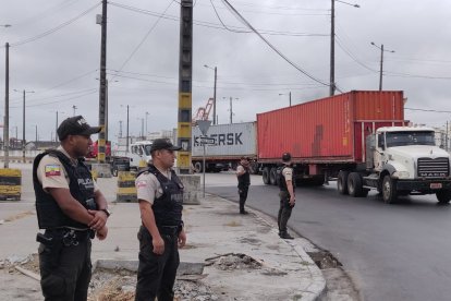 Transportistas en el Puerto Marítimo de Guayaquil son resguardados por la Policía.