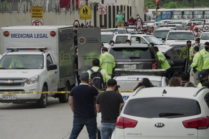 El presentador del programa de televisión fue asesinado a tiros mientras conducía su vehículo.
