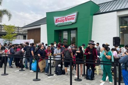 Hay quienes llegaron disfrazados para la apertura del local.