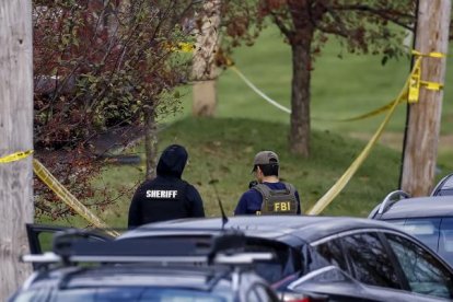 Fuerzas Armadas afuera de establecimiento donde ocurrió matanza múltiple en Lewiston, Maine