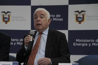 El ministro Fernando Santos dijo que habrá cortes de luz a causa del estiaje y de la falta de dependencia energética del país.