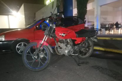 Un auto y una motocicleta son parte de la evidencia encontrada a los sospechosos. Además les hallaron celulares y el arma que se habría usado en el crimen de Luis Vega.