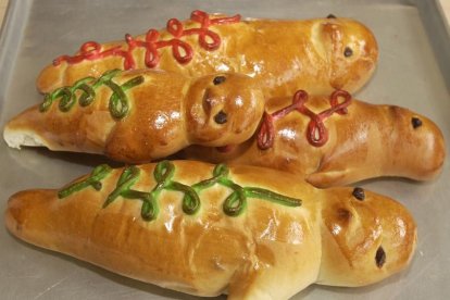 Se la acompaña siempre con guaguas de pan. La bebida se la disfruta fría o caliente.