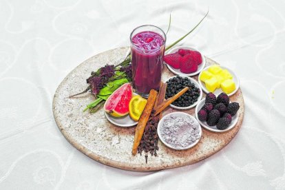 La harina de maíz morado es el ingrediente principal, acompañado de diversas frutas y especias.