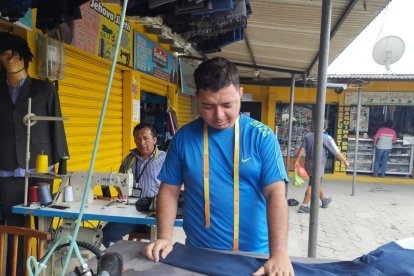 Los sastres de La Libertad tenían algunas confecciones a medias.