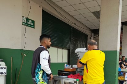 Los señores que trabajan sacando copias, en Quevedo, también sufrieron estragos.