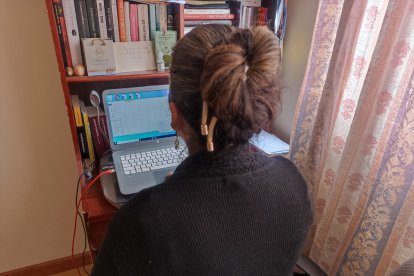 Una trabajadora tuvo complicaciones para cumplir con unas tareas para el racionamiento de electricidad.