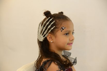 SEMIRRECOGIDO. Si tu nena tiene rizos, déjalos libres. Arma dos bolitas al estilo Pucca (figura coreana animada) y adorna el peinado con un accesorio.