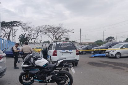 Miembros de la Policía Nacional custodian la escena.