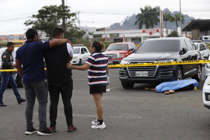 Allegados al difunto se dirigieron al parqueadero del complejo al conocer lo ocurrido.