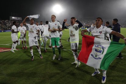 Jugadores de LDU Quito celebran al ganar la Copa Sudamericana.