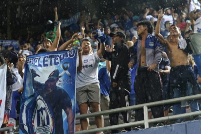 Hinchas de Emelec gritaron el gol del triunfo.