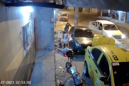 Miembros de Criminalística fueron hasta la escena del crimen para realizar el respectivo procedimiento.