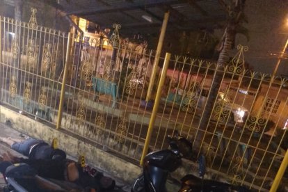 Sobre la calzada quedaron los cuerpos de las seis víctimas. Hay temor en la zona.