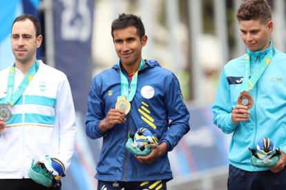 El ciclista ecuatoriano Jhonatan Narváez (c) con la medalla de oro de los Juegos Panamericanos Santiago 2023.