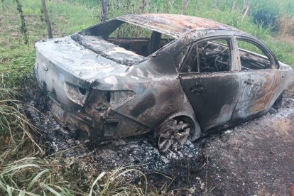 En este carro se habría movilizado el occiso. Hallaron calcinado al automotor.