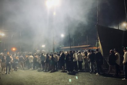 Una de las canchas de fútbol era utilizada como entrada a la tarima.