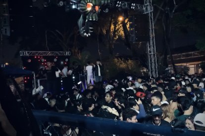 Organizadores del evento insultaron a algunos asistentes de la farra desde el escenario.