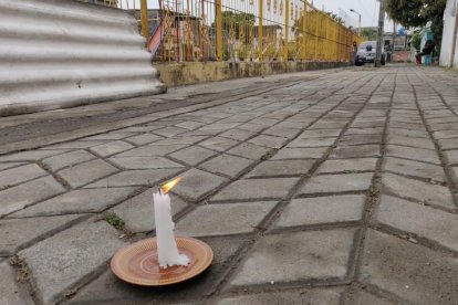 En el lugar donde se registró la matanza familiares y vecinos encendieron velas en señal de luto.