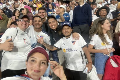 Selena Reyes con su hermano Paúl (i) y su enamorado Andrés Oña (d) en el estadio de Punta del Este.