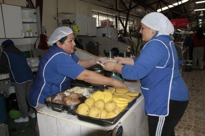 Madre e hija han laborado durante 15 años en el mercado de Carapungo.