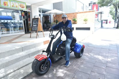 Patricio Jaramillo pasea con su trimoto haya o no corte de luz.