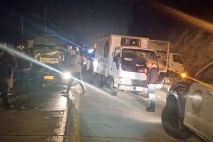 Una buseta y un camión colisionaron.