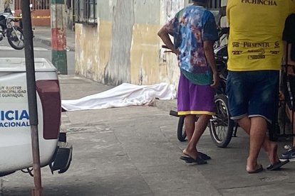 Los cuerpos fueron cubiertos con una sábana blancas. Familiares lloraba el trágico hecho.