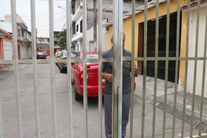 Las puertas del cerramiento permanecen las 24 horas del día con candado.