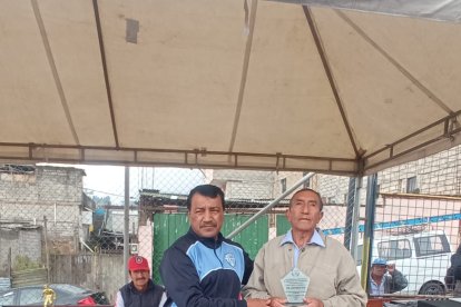 Dirigentes como Hugo Rodríguez hicieron entrega de reconocimientos.