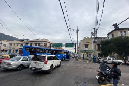 Algunos conductores irrespetan los semáforos en la avenida América.