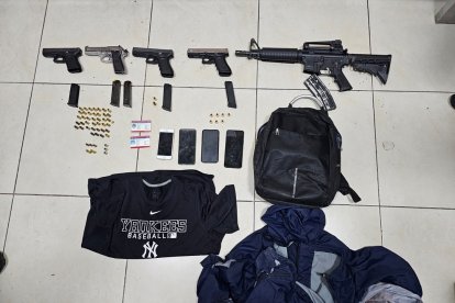 La Policía incautó armas y municiones como evidencias.