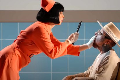 En sus temas habla de amor.