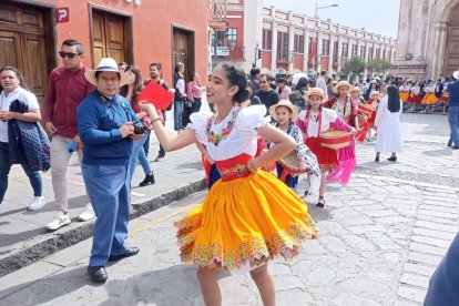 Estudiantes participaron en el desfile por las fiestas de Cuenca.