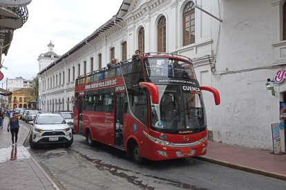 Turistas empiezan a gozar de la fiesta en Cuenca.