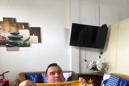 Christian Alvarado el hincha de Barcelona que se quedó con la camiseta de Adonis Preciado.