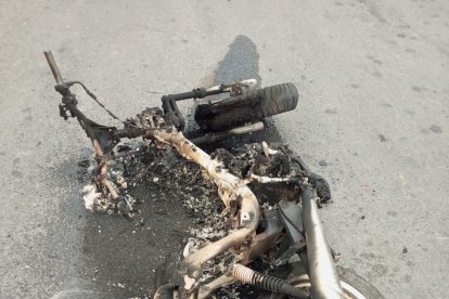 La moto de una vecina quedó destruida tras el ataque.