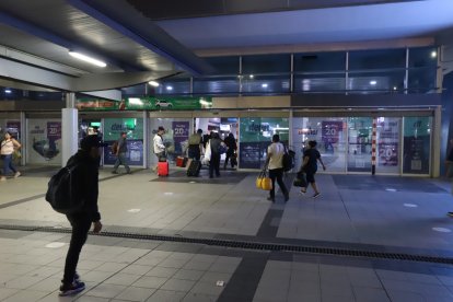 La noche de este 1 de noviembre, se vio gran presencia de turistas en la Terminal Terrestre.