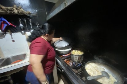 Estela, durante el recorrido de EXTRA, preparaba los alimentos con luz. Poco después se cortó el servicio.