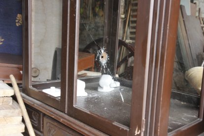 En un taller fue baleado un joven.