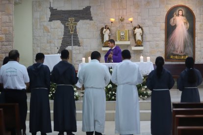 La ayuda que se brinda se da durante las misas en la iglesia local.