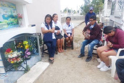 Los deudos le dedicaron las canciones favoritas a los difuntos, fueron temprano para evitar ser víctimas de la delincuencia.