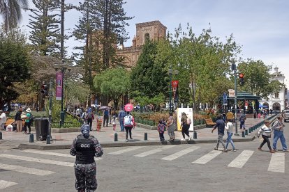 Algunos de los turistas de la región Costa se sienten más tranquilos de andar por las calles cuencanas.