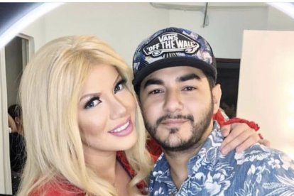 Fue seleccionado entre 5 maquilladores para darle vida a Sharon, a través de su hija, Smantha Grey.