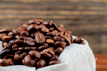 Si no tienes una media donde ponerlos, una funda de papel con agujeros también servirá.