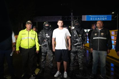 Alias Satanás fue entregado por la policía de Ecuador a la de Colombia en el puente internacional Rumichaca.