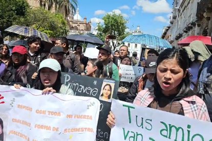 Estudiantes de la Universidad Estatal de Cuenca hacen marchas para que se investigue la desaparición de Ruth Abigaíl Supligüicha.