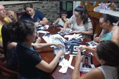 Con las fotos de Diego, sus familiares elaboraron afiches para colocarlos en diferentes sectores de Esmeraldas.