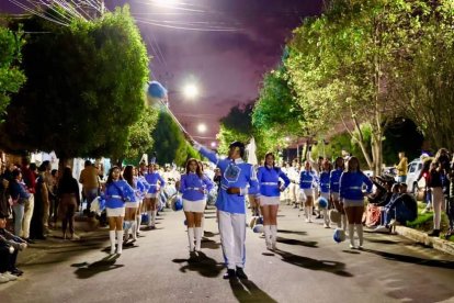 El Corso del Sol de Noviembre reunió a estudiantes de planteles educativos que mostraron las costumbres ancestrales de Ambato.