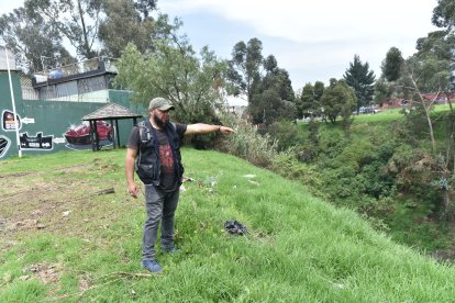 Juan Carlos Villarroel muestra la quebrada donde ya han buscado a su hijo.